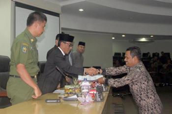 Galeri Foto Paripurna DPRD Kampar Penyampaian Laporan Reses Masa Sidang II Tahun 2015